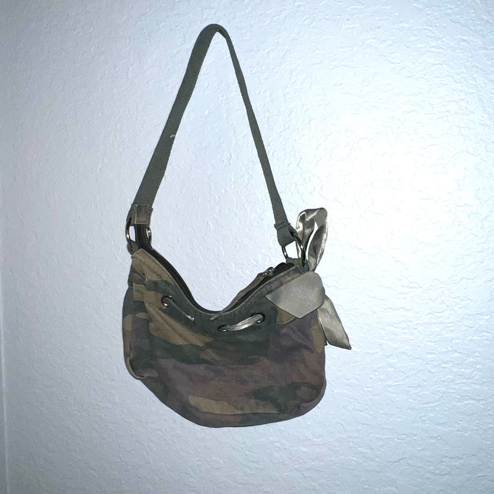 Camo shoulder bag with ribbon bow